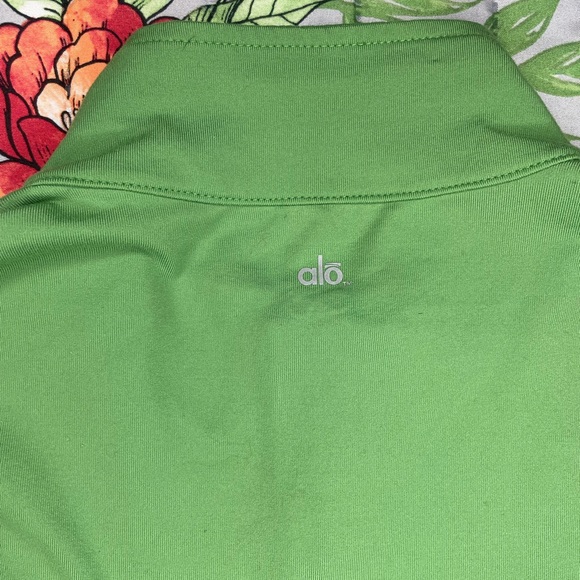 Women’s ALO Yoga Long Sleeve - Picture 7 of 9